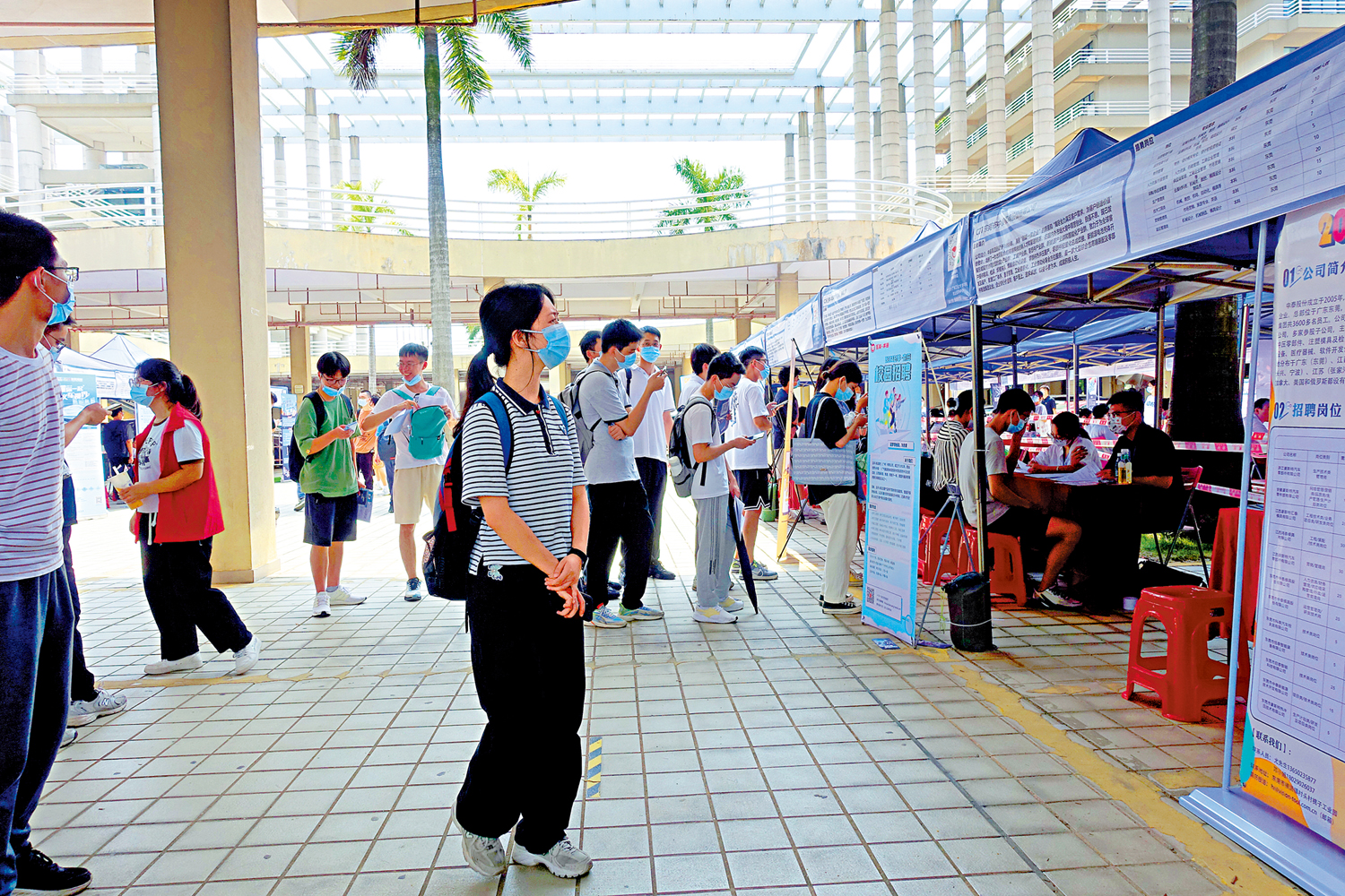 　　圖：一名女生在招聘展位面前踟躕。\大公報記者盧靜怡攝