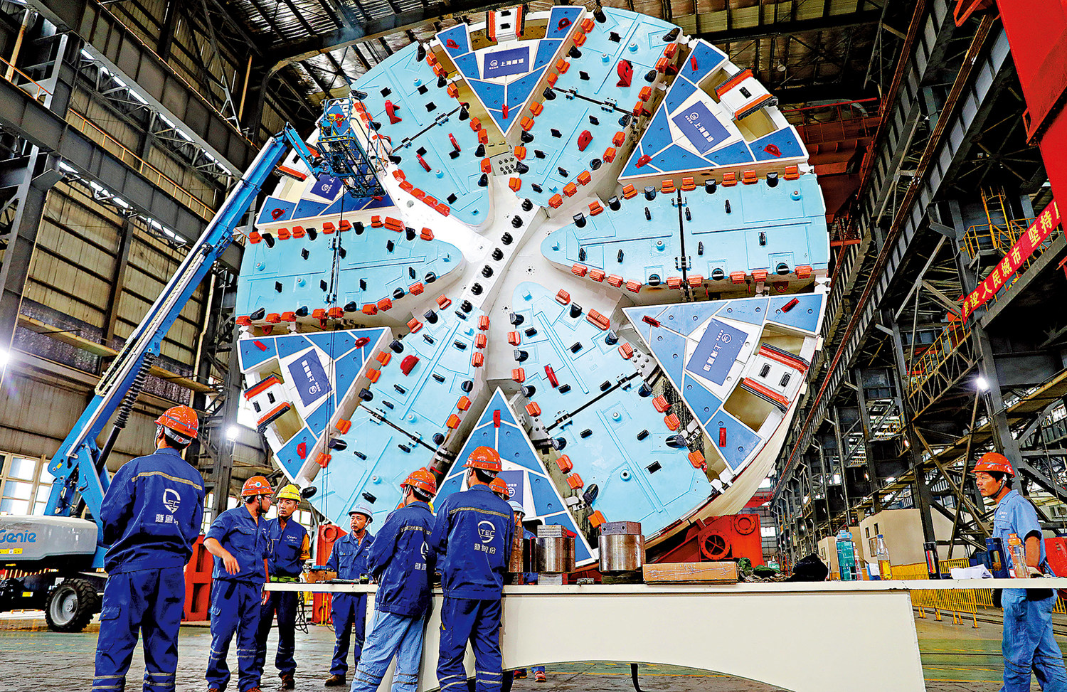 　　圖：中國科研團隊開發出「低氧稀土鋼」關鍵技術，採用這一技術生產的稀土軸承鋼性能好於進口產品。圖為上海自主研製的超大直徑盾構機「騏躍號」在進行安裝調試。\新華社