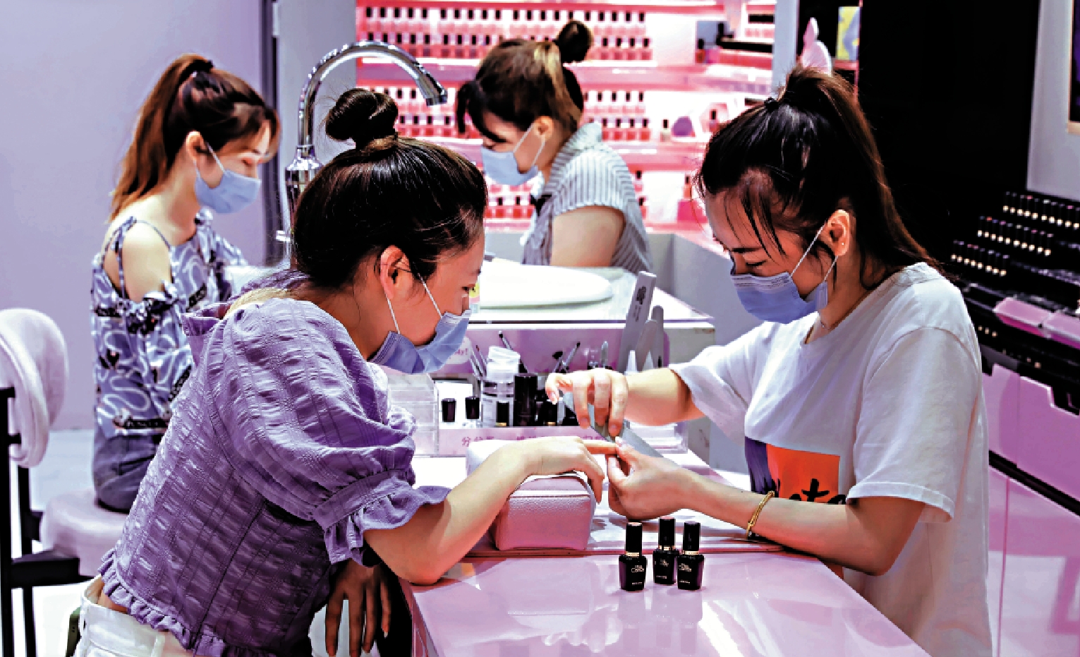 　　圖：不少女士喜愛定期美甲，消委會提醒應挑選不含或只含較少有害物質的指甲油。