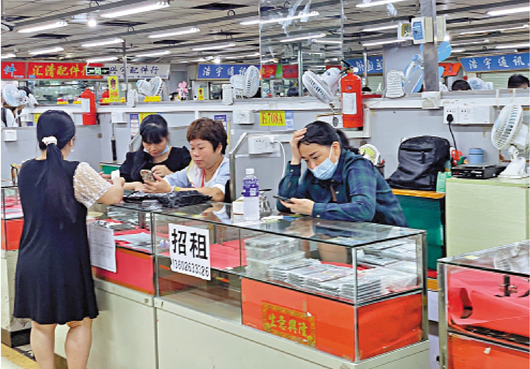 　　圖：華強北飛揚時代大廈中，約一半以上的檔口貼上了轉讓招租的廣告。\大公報記者胡永愛攝