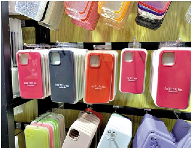 　　圖：華強北一家店舖售賣的3C配件。