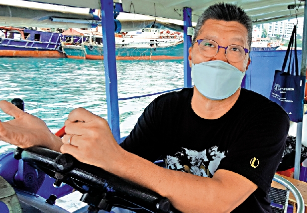 　　圖：杜啟榮表示，疫情以來，本港大部分漁船都無法出海，平均每戶每年要虧蝕幾十萬元。