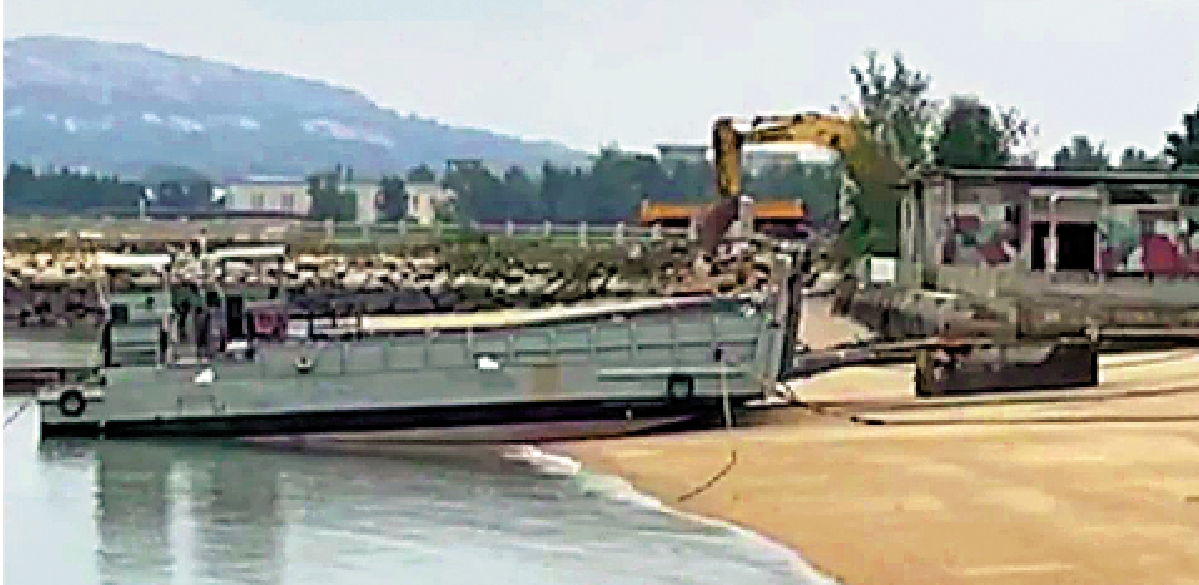 　　圖：上月一艘美製台軍登陸艇在金門外海沉沒，後被打撈上岸。\網絡圖片