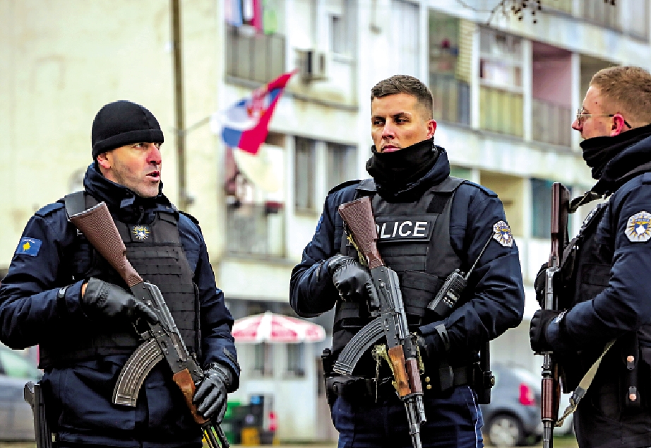 　　圖：科索沃警察12日在北部地區巡邏。\美聯社