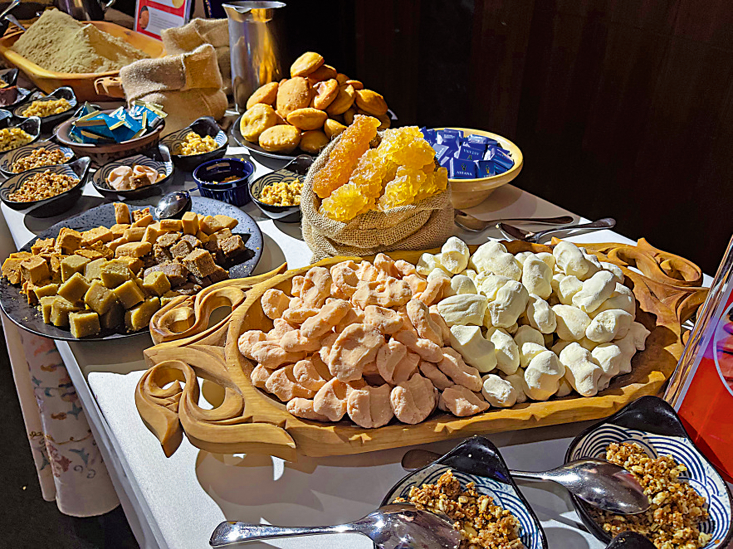 　　圖：哈薩克斯坦特色美食，其中Kurt（圖中粉色和白色的乳酪製品）令人印象深刻。白色為原味，粉色則是由哈薩克斯坦藍莓調味的酸甜口味乾奶酪。