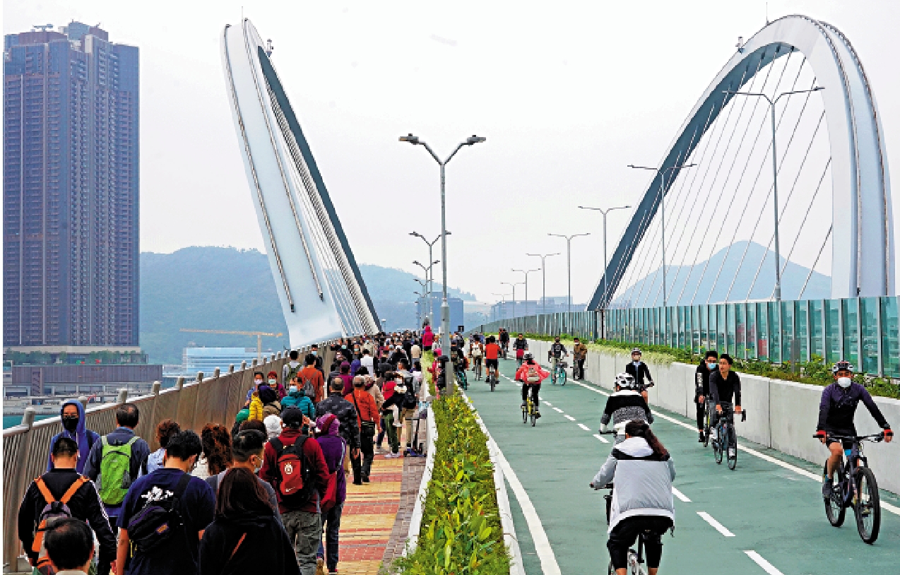 　　圖：將軍澳跨灣大橋的單車徑與行人路昨日便因強風而封閉。圖為大橋本月11日開通情形。