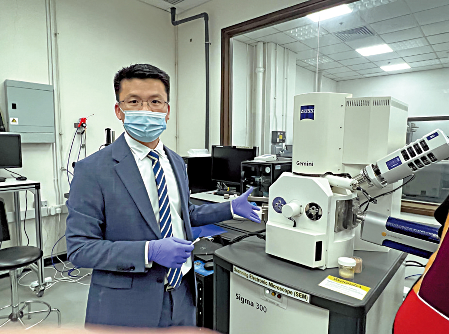 　　圖：港大機械工程系教授黃明欣帶領團隊研究以其他金屬取代稀土，降低成本，維護環境的可持續發展。\大公報記者鍾怡攝