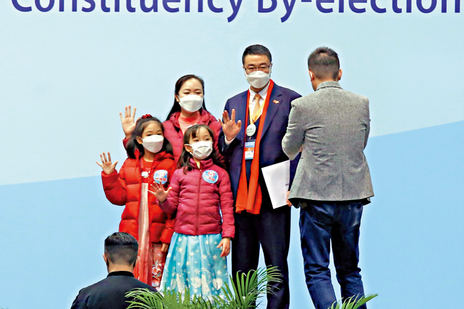 　　圖：尚海龍昨日帶同太太和兩個女兒去到會場「助攻」。