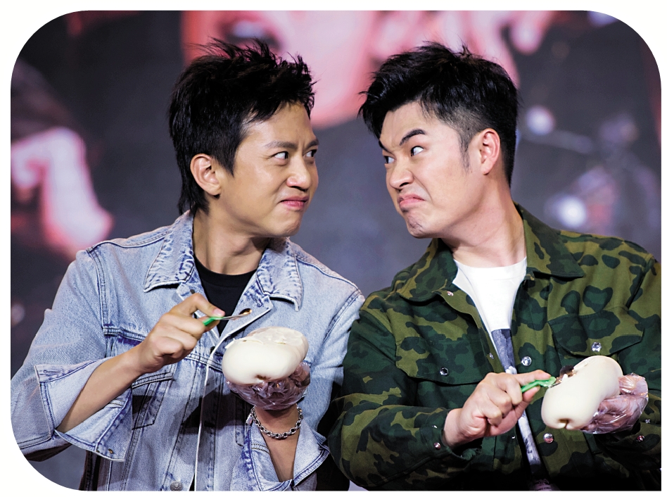 　　圖：大陸藝人鄧超、陳赫在綜藝節目《奔跑吧》比拼刀削麵技能。\資料圖片