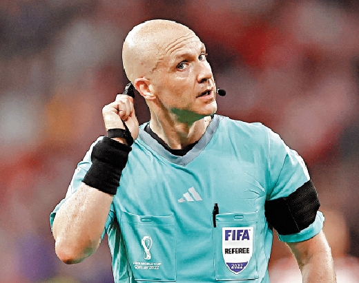 　　圖：著名英國球證安東尼泰萊未獲准參與決賽。\路透社