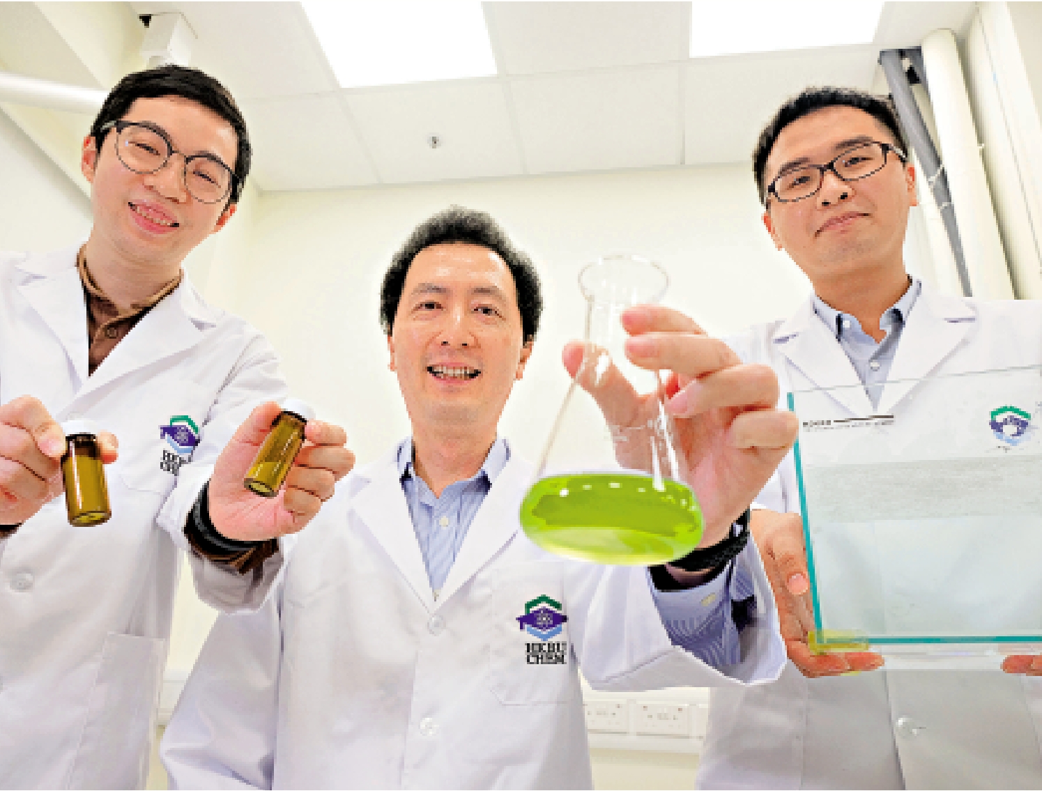 　　圖：梁士賢教授(中)表示，微塑膠作為各種環境污染物的「載體」，可以將污染物中常見的、無害的三價鉻離子，轉化為有害的六價鉻離子，實驗證明大大增加藻類的死亡率。