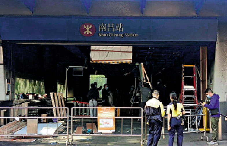 　　圖：記者昨日到場了解，見南昌站C出口嚴重熏黑要關閉，工程人員正維修電力系統。\大公報記者古倬勳攝