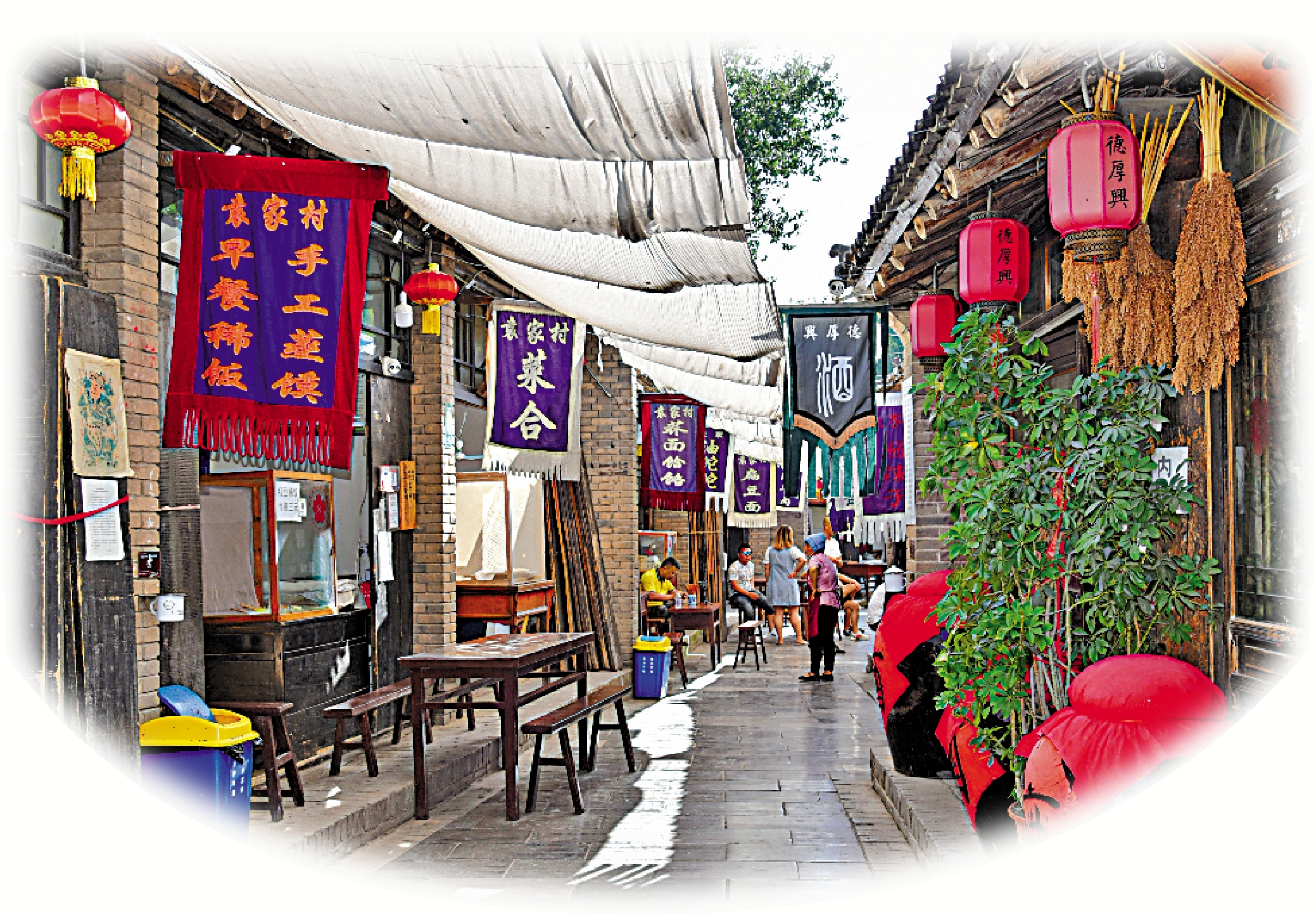 　　圖：疫情期間，陝西省內民俗景區生意均受較大影響。圖為陝西禮泉縣袁家村內的小吃文化街只有寥寥幾名遊人。\ 大公報記者李陽波攝