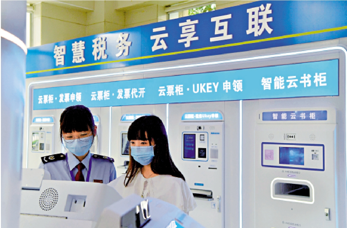 　　圖：福建一企業工作人員在稅務局辦理涉稅業務。\新華社