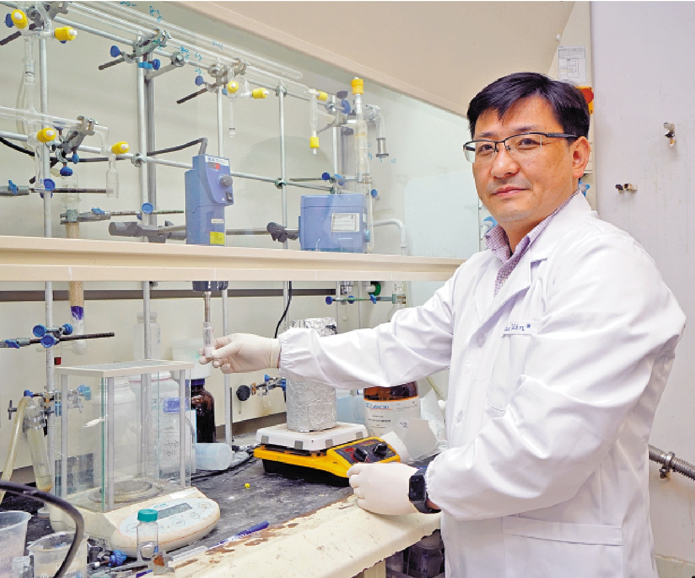 　　圖：魏濤教授透過均質機處理中空微球防曬因子。