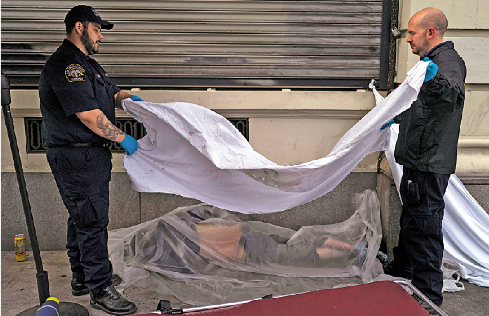 　　圖：洛杉磯街頭一名流浪漢吸毒致死，法醫及調查員正在處理其屍體。\美聯社