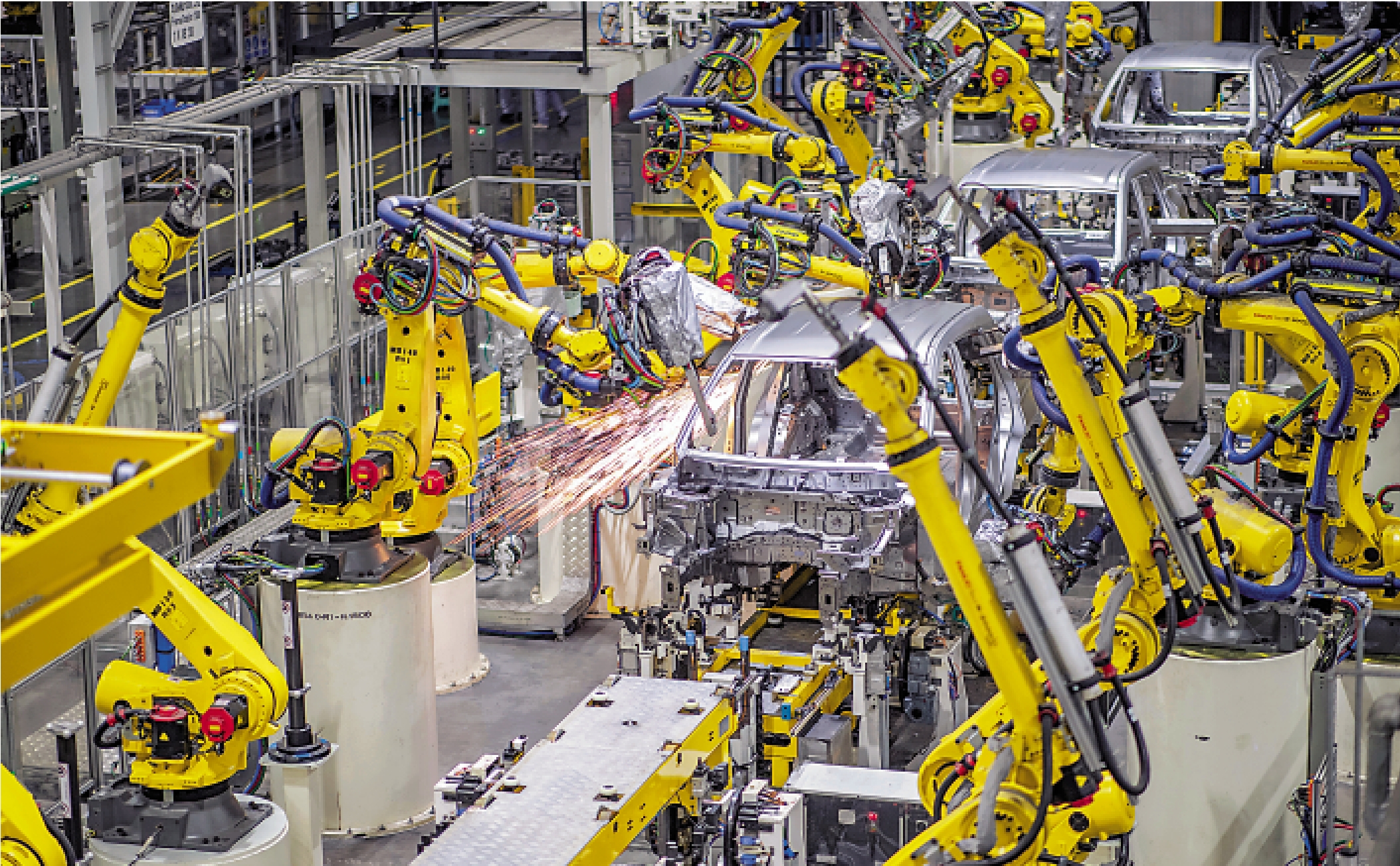 　　圖：建設現代化產業體系是實現高質量發展的重要內容。圖為重慶金康賽力斯兩江智能工廠焊裝車間內，點焊機器人在對車身線進行焊接作業。\新華社