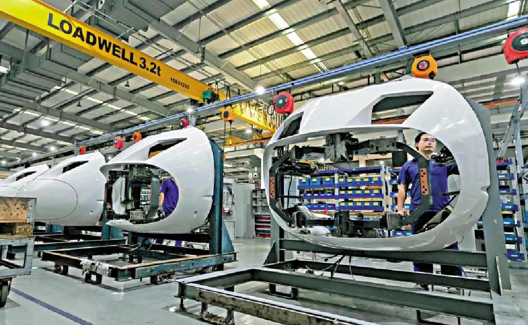 　　圖：7月21日，在外企福伊特驅動技術系統（上海）有限公司，工人為高鐵列車頭進行裝配和功能測試。\新華社