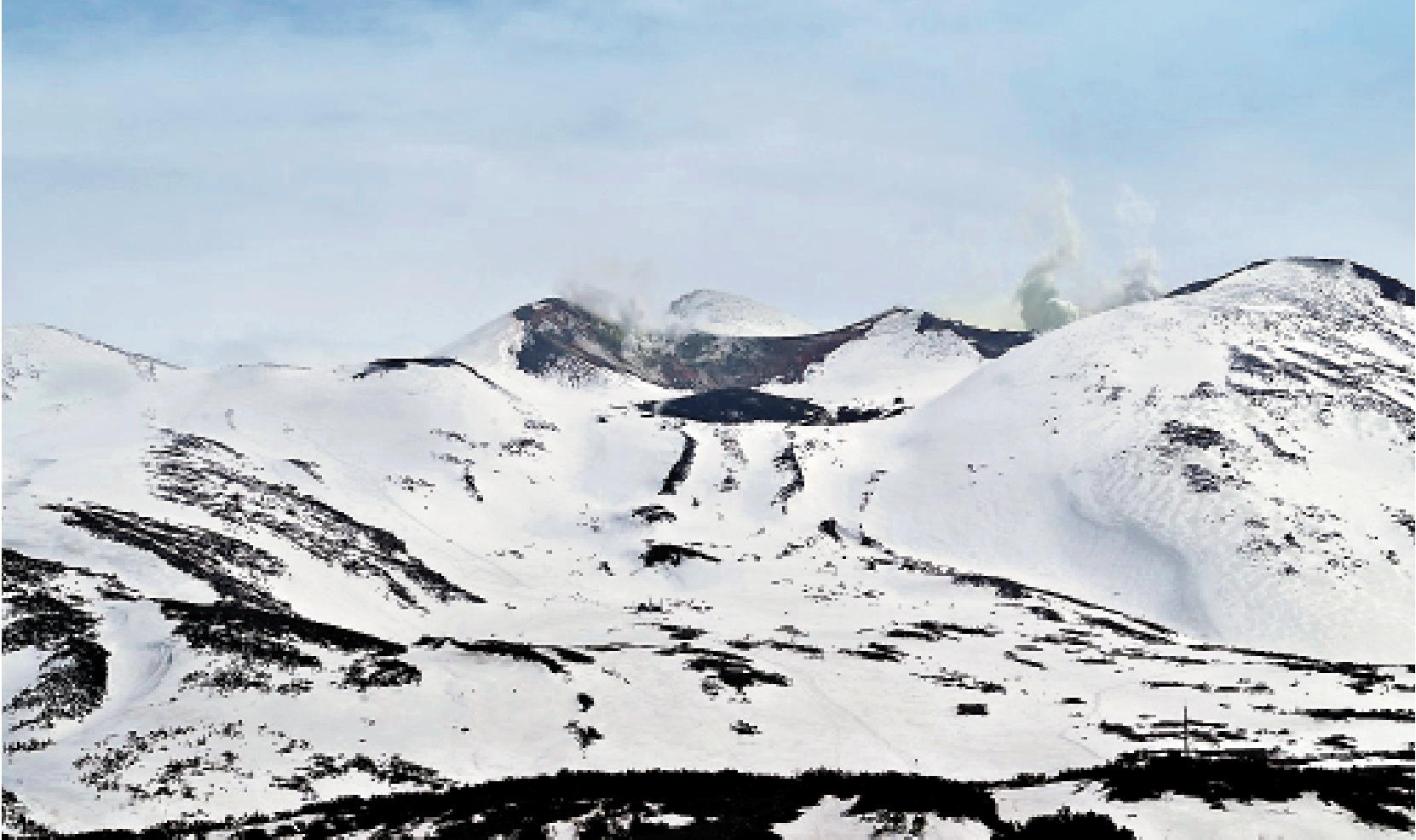 圖:三名港人前日在北海道十勝岳登山時遇上暴風雪,其中一個男子獲救時已失去知覺,其後證實死亡。