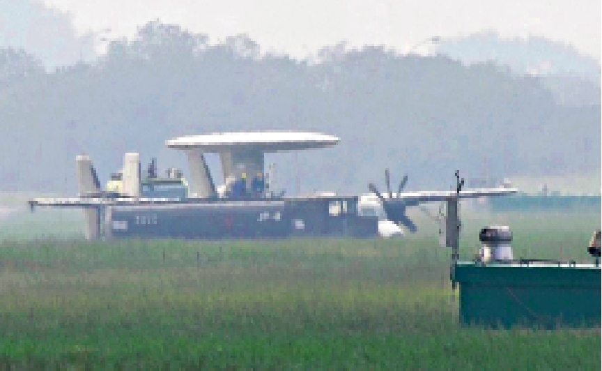 　　圖：11月25日，台軍E-2K預警機機腹着地衝出跑道。\資料圖片