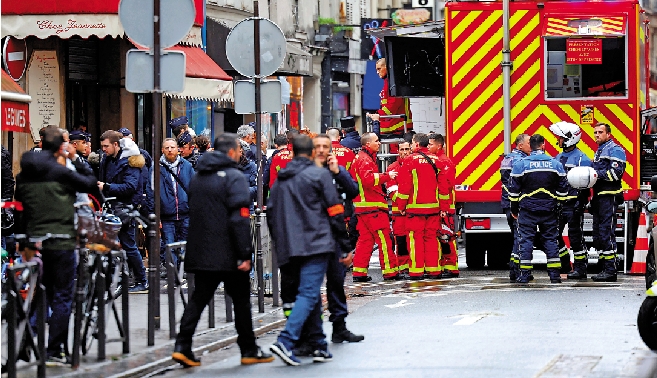 　　圖：法國巴黎中心區23日發生槍擊案，法國警察和消防員封鎖街道。\路透社