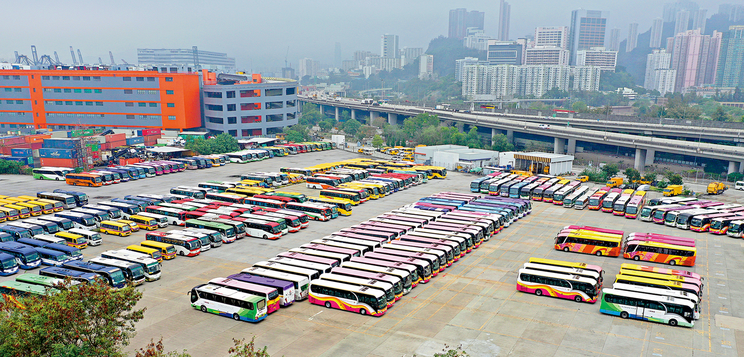 　　圖：疫下旅遊業冰封，在旅客大減情況下，大批旅遊巴長期停泊車場，猶如「巴士墳場」。\大公報記者攝