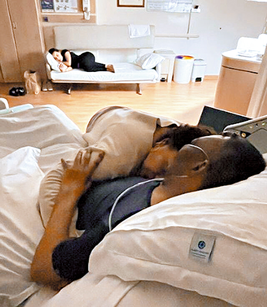 　　圖：球王比利（前）病情不穩，家人陪伴在側。\網絡圖片