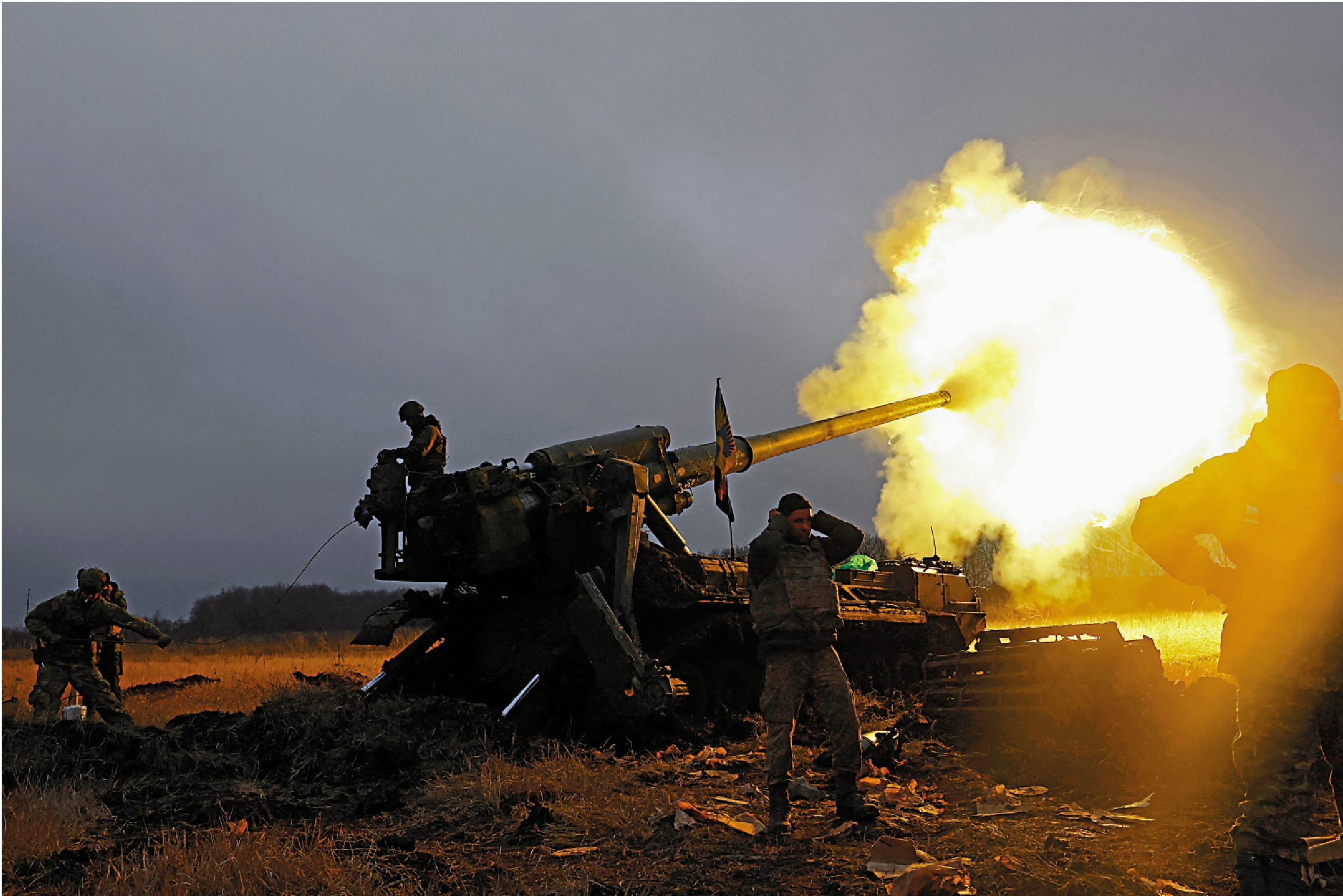 　　圖：烏克蘭士兵26日在烏東前線發射榴彈炮。\路透社