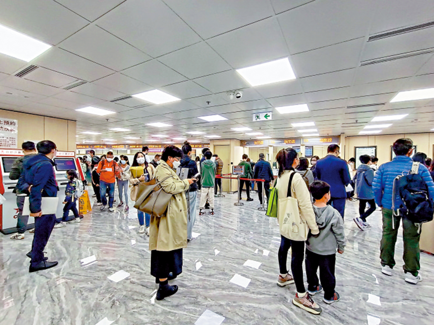 　　圖：大批市民在香港中旅證件服務港島中心排隊辦理回鄉證等事務，迎接全面通關復常。\大公報記者王亞毛攝