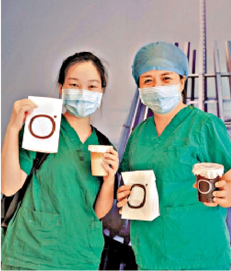 　　圖：廣州醫護人員拿着港青吳嘉惠贈送的咖啡，緩解工作疲憊。/受訪者供圖