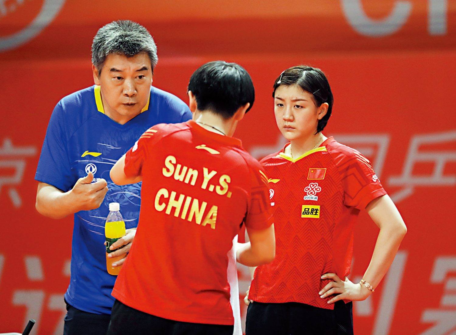 　　圖：李隼（左）擔任國乒總教練。