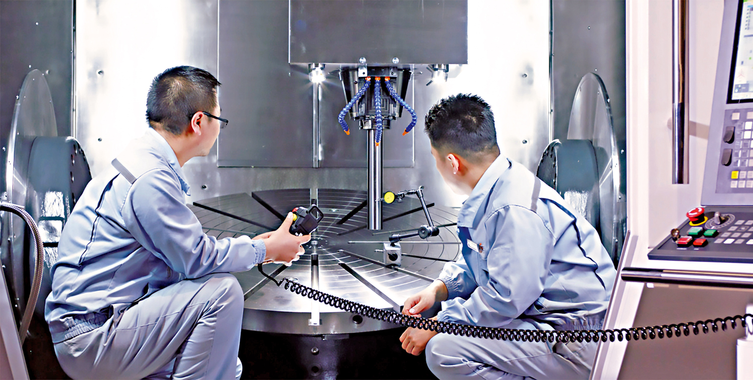 　　圖：技術人員正在調試五軸數控機床。\大公報記者宋偉攝