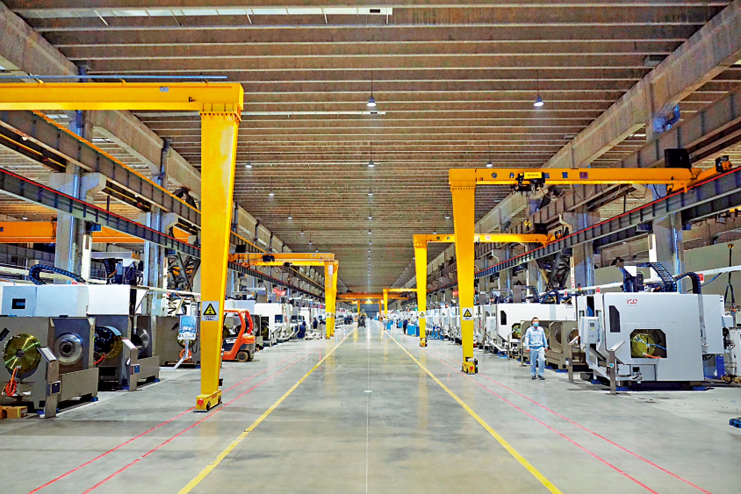 　　圖：佔地面積相當於30個標準足球場的機床「地下工廠」。\大公報記者宋偉攝