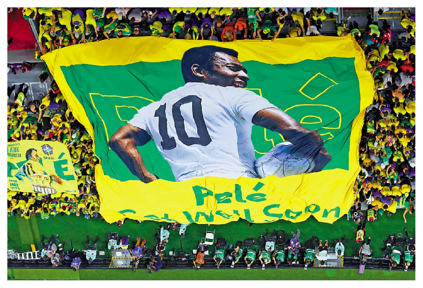 　　圖：世界盃期間，大批巴西球迷已經在場內拉超巨型比利海報，祝福他們心目中的永遠球王。