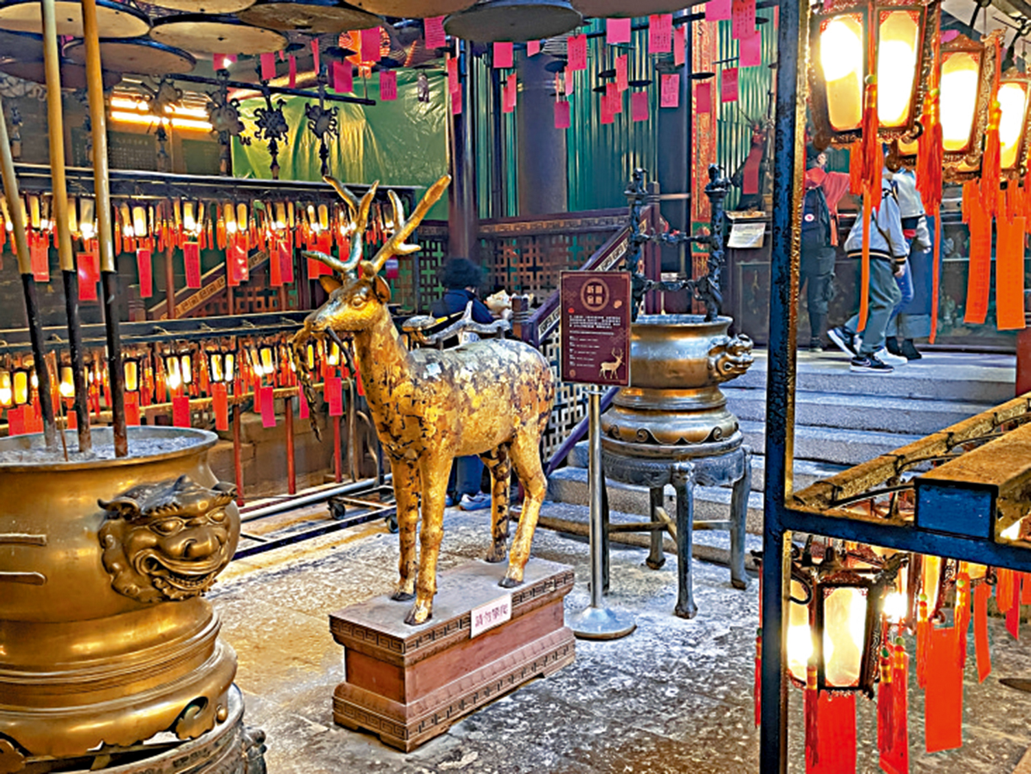 　　圖：廟內有祈願金鹿服務。