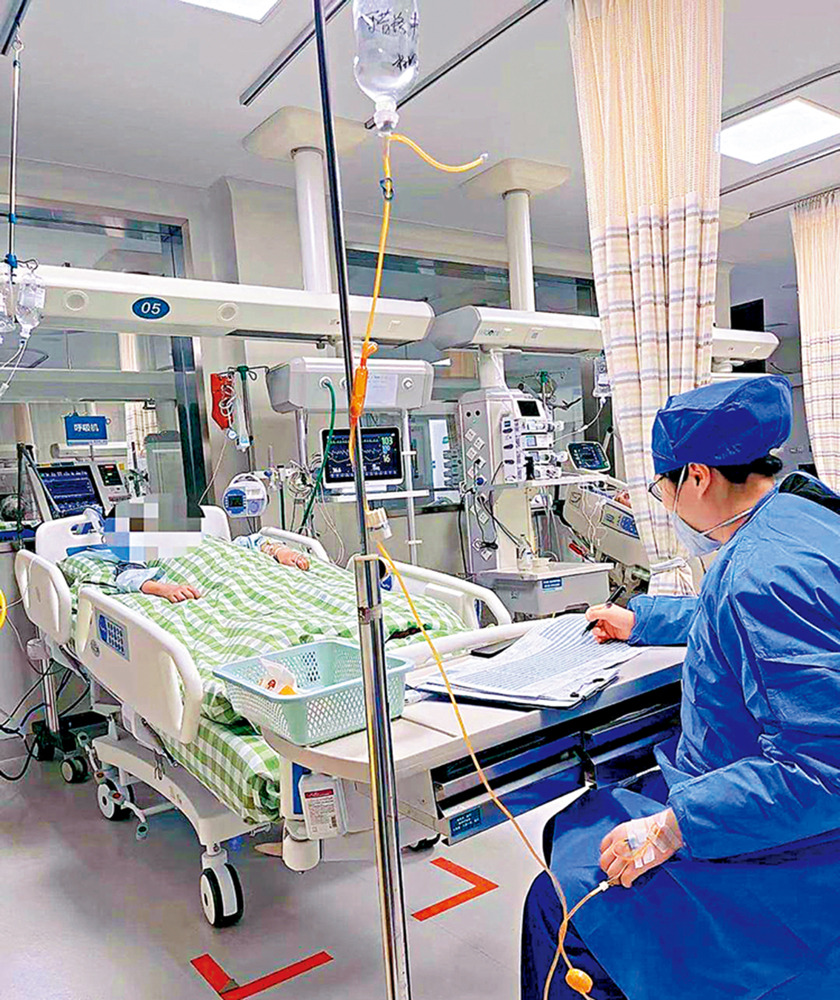 　　圖：在江蘇省南京同仁醫院重症監護室，護士帶病上崗，對病人實時監護。