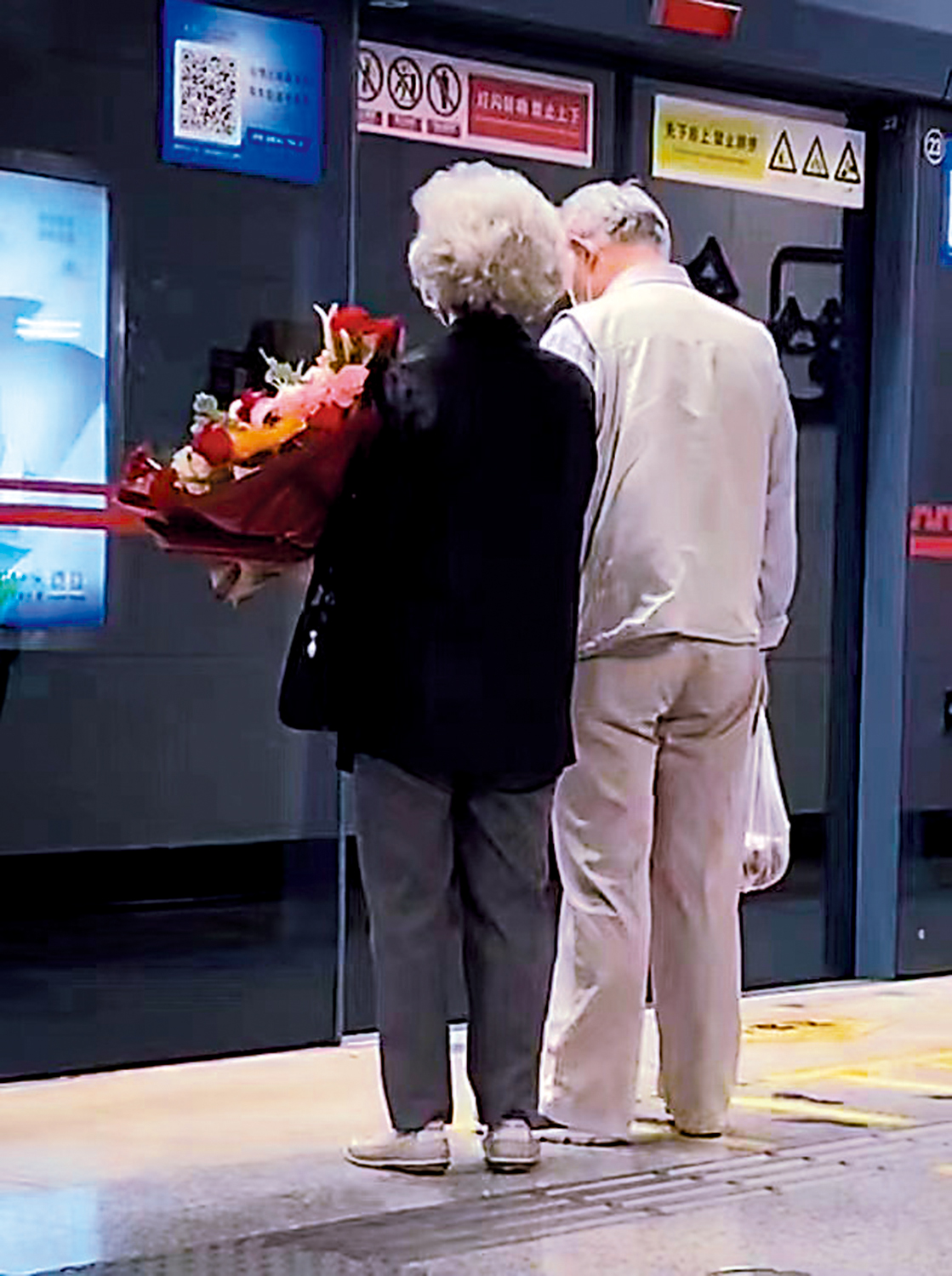 　　圖：網友提供的兩位老人等地鐵的照片。\受訪者供圖