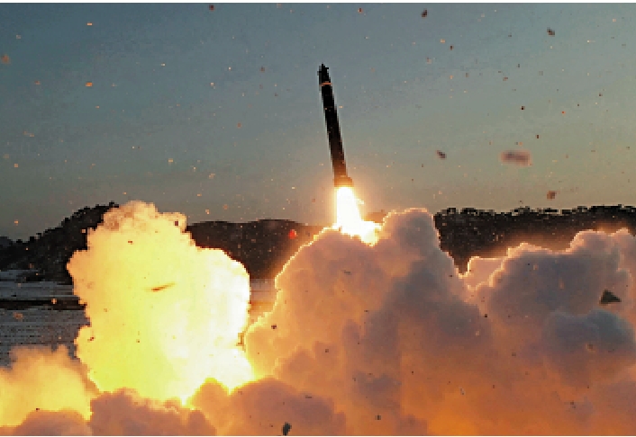 　　圖：朝鮮1日公布了試射超大型火箭炮的照片。\路透社
