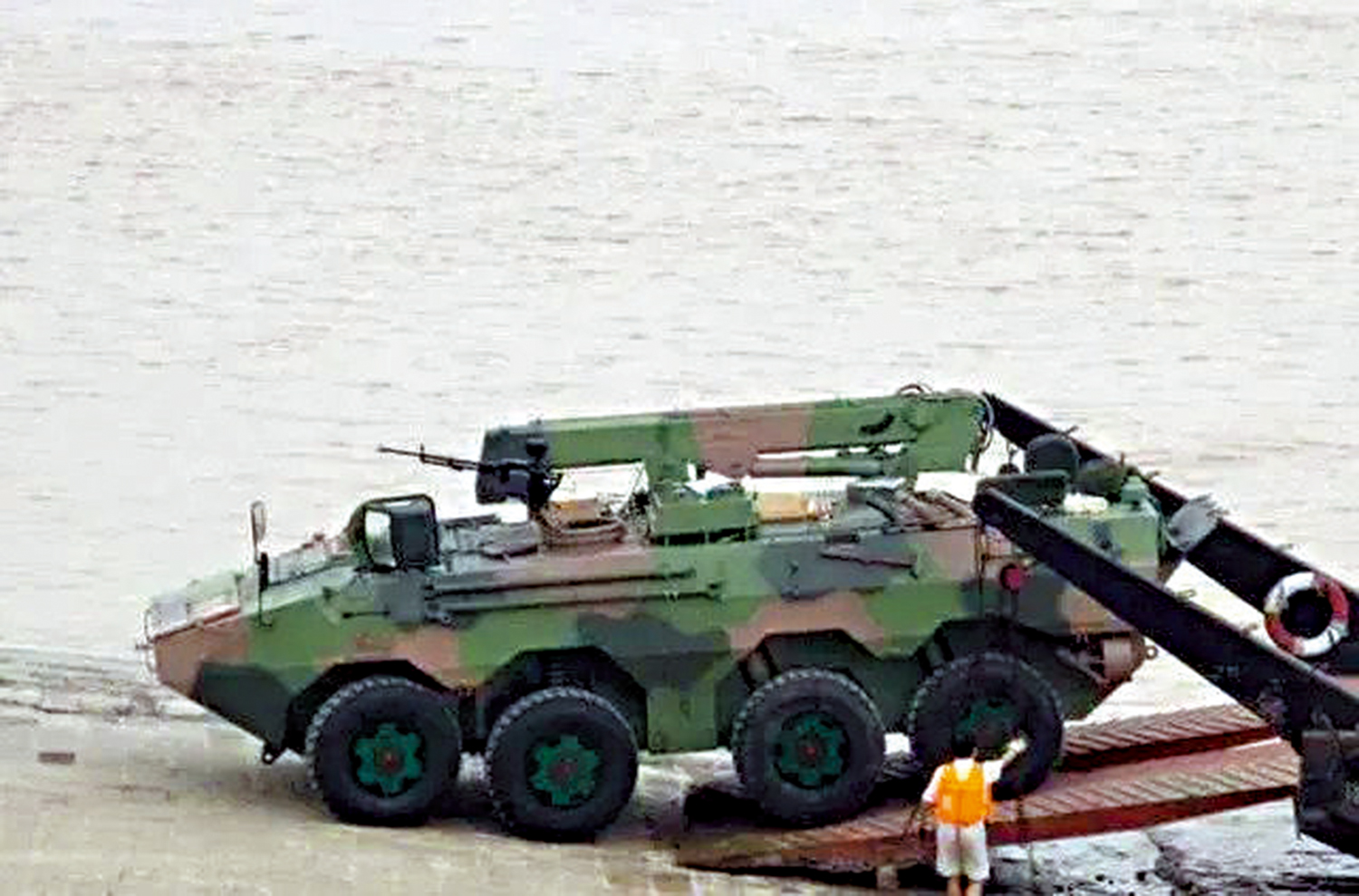 　　圖：「大八輪」裝甲搶修車配備起重吊臂，協助更換戰車損壞的部件。