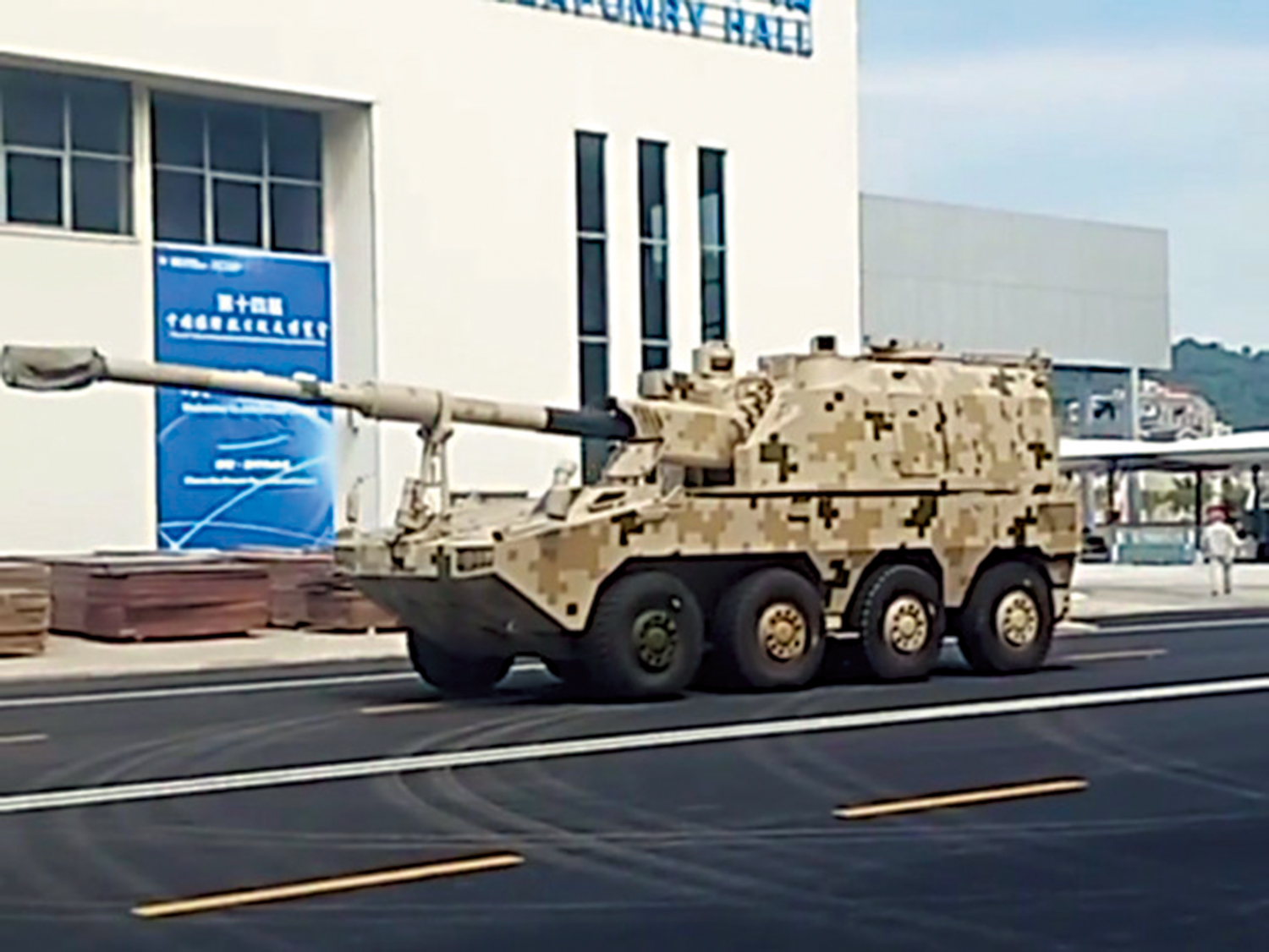 　　圖：去年珠海航展準備期間，SH-11直接登上路面，展示了優於履帶式裝備的機動性。