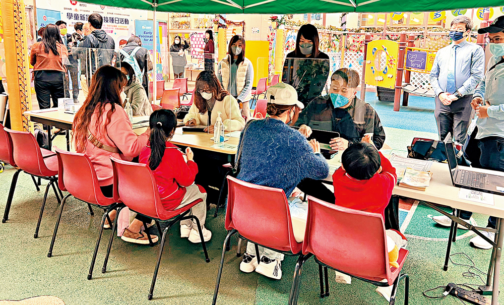 圖:小一及中一入學申請電子化,學校在疫苗接種日同場設置「智方便」流動登記站攤位。