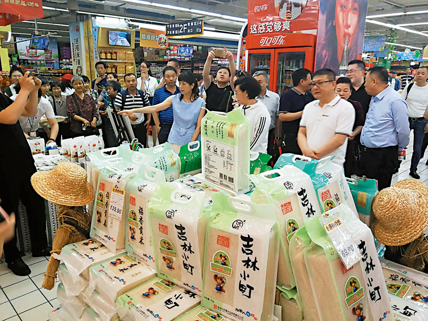 　　圖：超市上架的吉林大米，眾多顧客感興趣。\網絡圖片