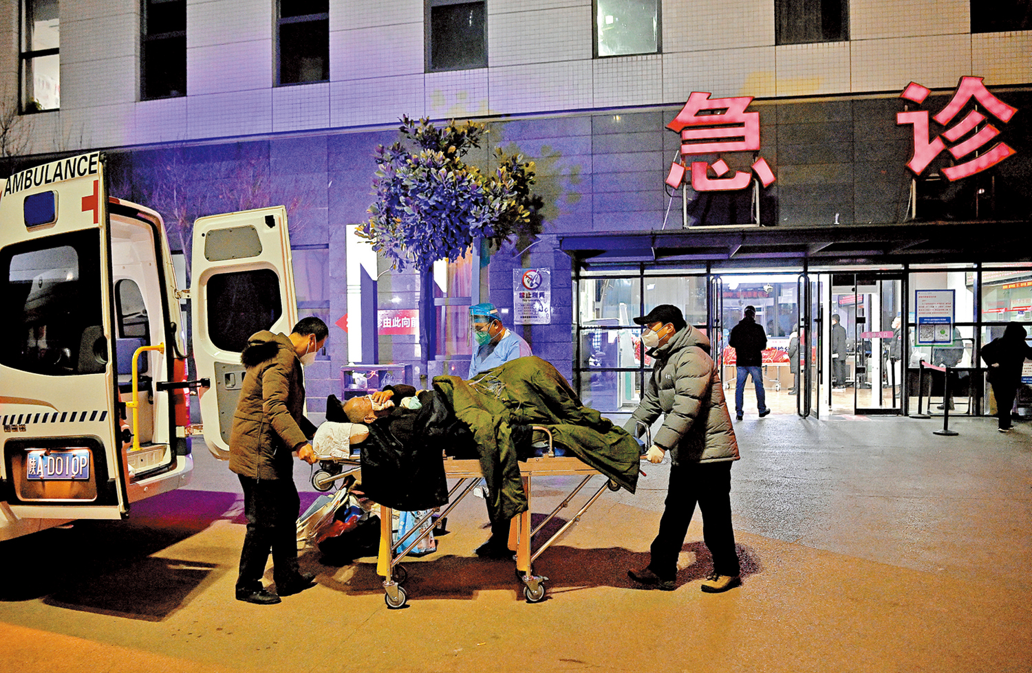 　　圖：1月1日凌晨，西安某醫院急診科的醫護將患者轉往其他院區住院。\新華社