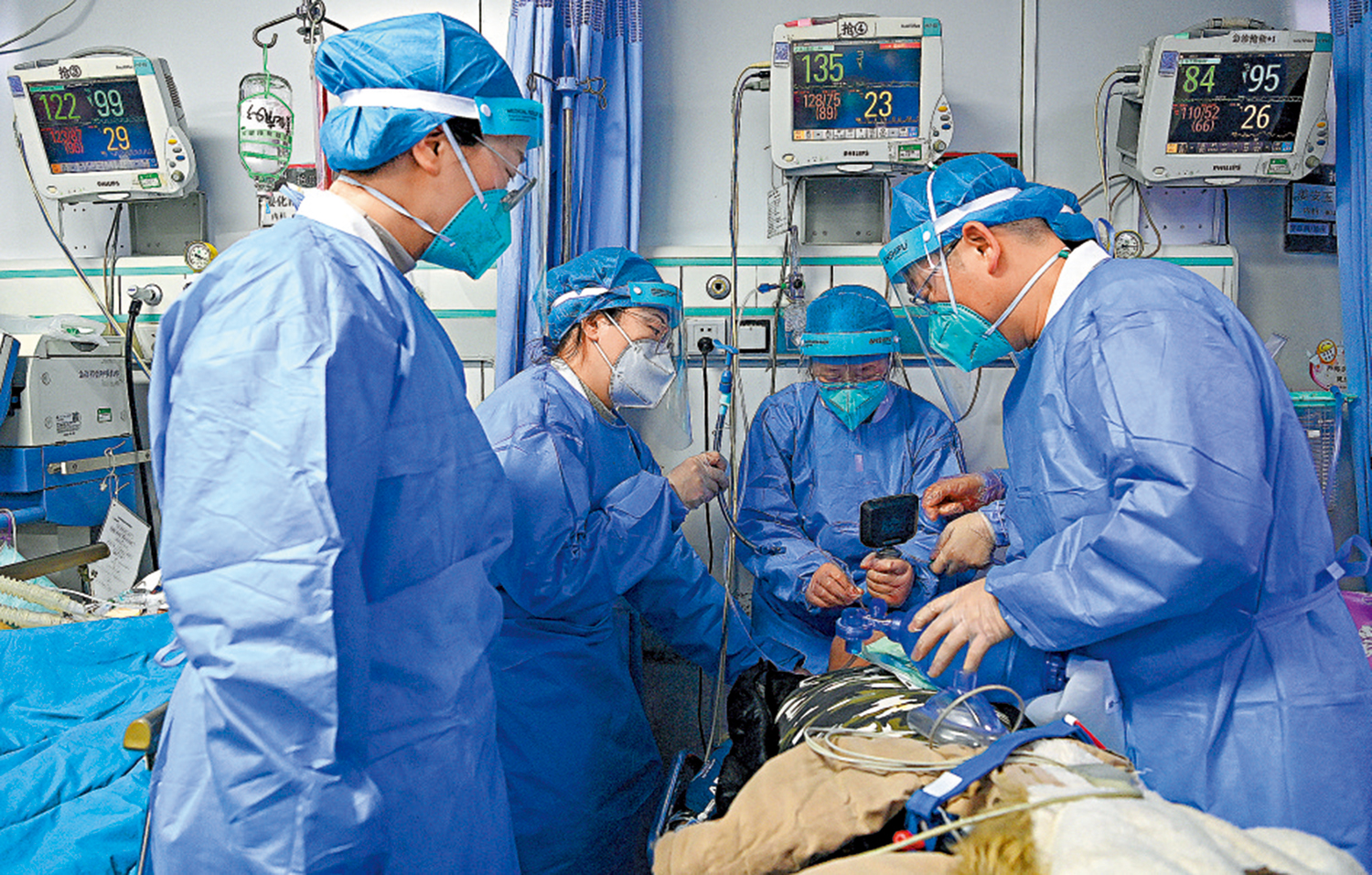 　　圖：西安交大附一院急診科的醫護為病人進行氣管插管。\新華社