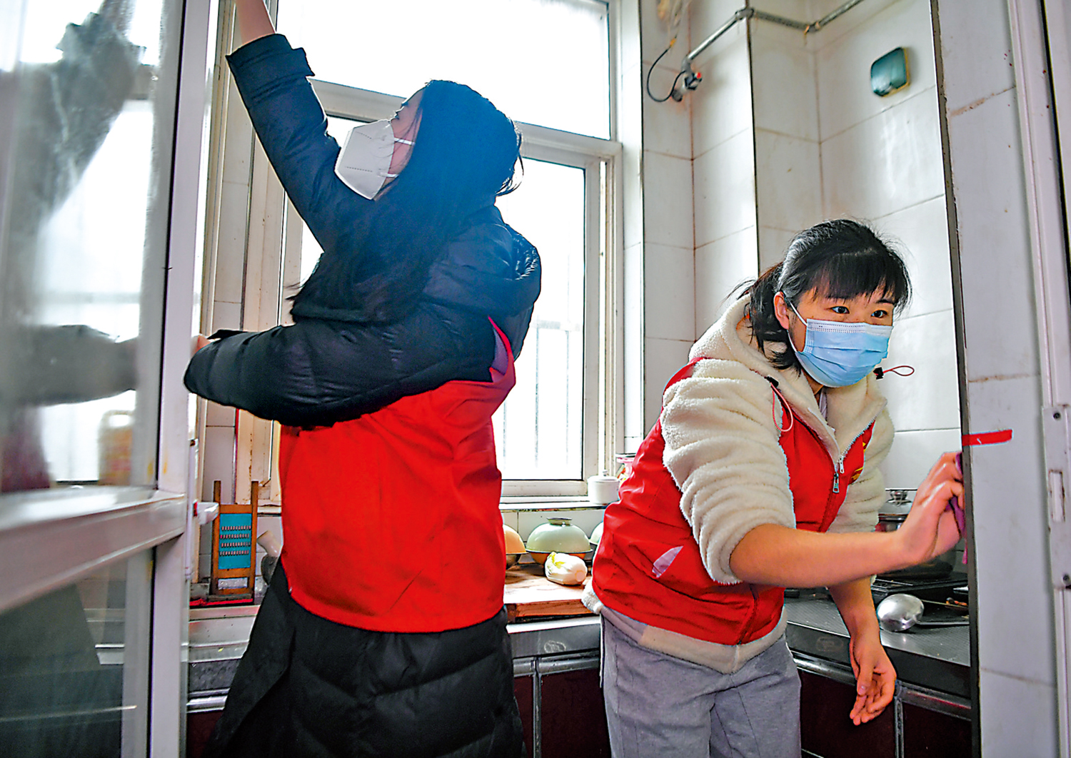 　　圖：在陝西省西安市鄠邑區幸福佳苑社區，志願者上門為困難群眾做清潔。\新華社