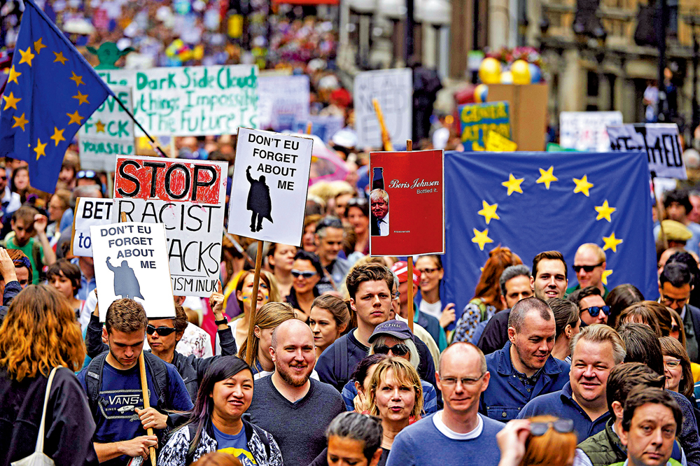 　　圖：2016年7月，大批民眾聚集在倫敦市中心，反對英國脫歐。\法新社