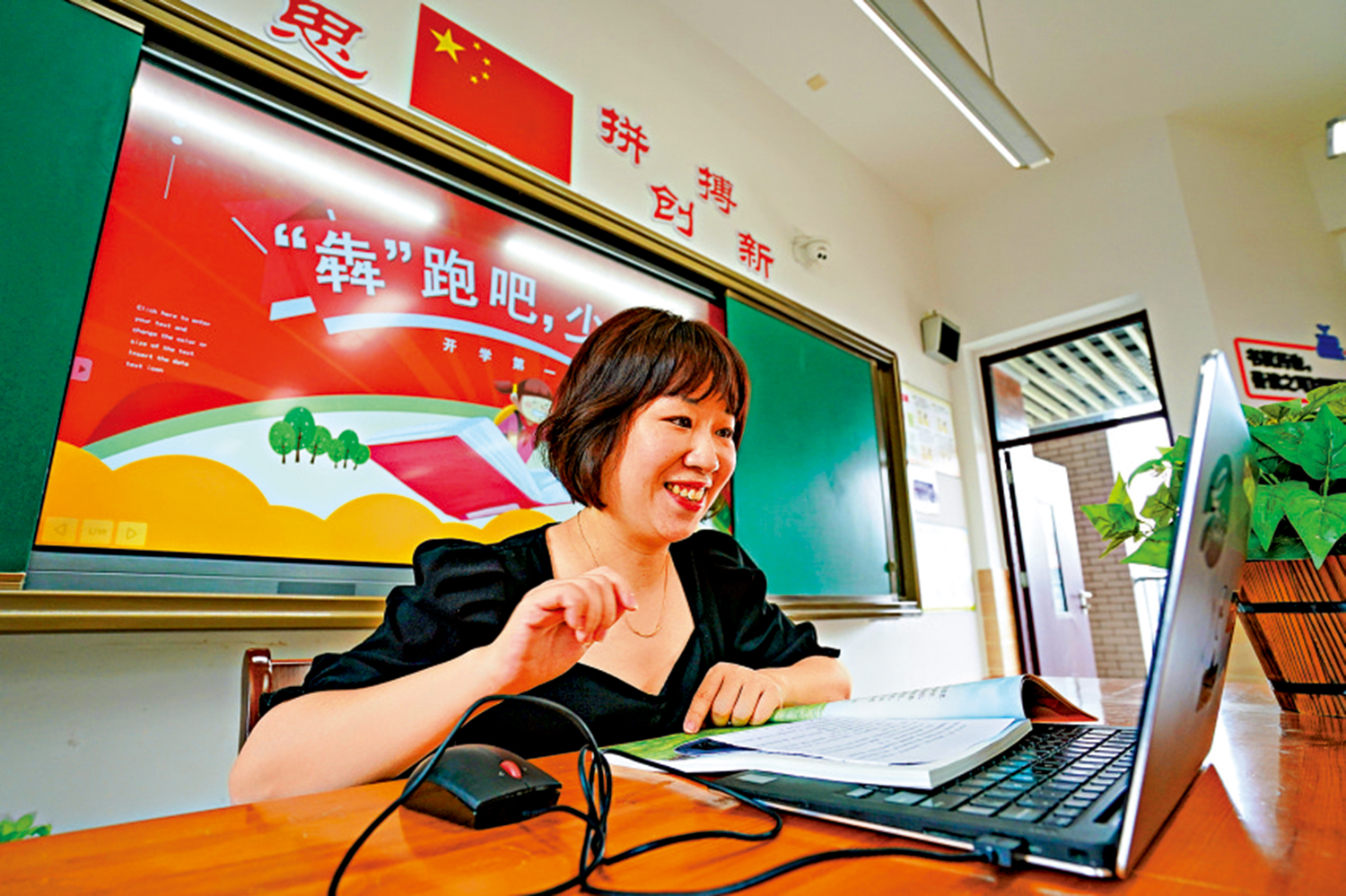 　　圖：江蘇南京一位小學老師通過電腦與網課學生互動。\中新社