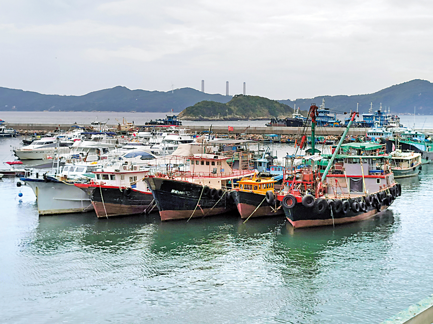 　　圖：香港仔避風塘現時停泊了近二百艘漁船，等候時機出海捕撈作業。