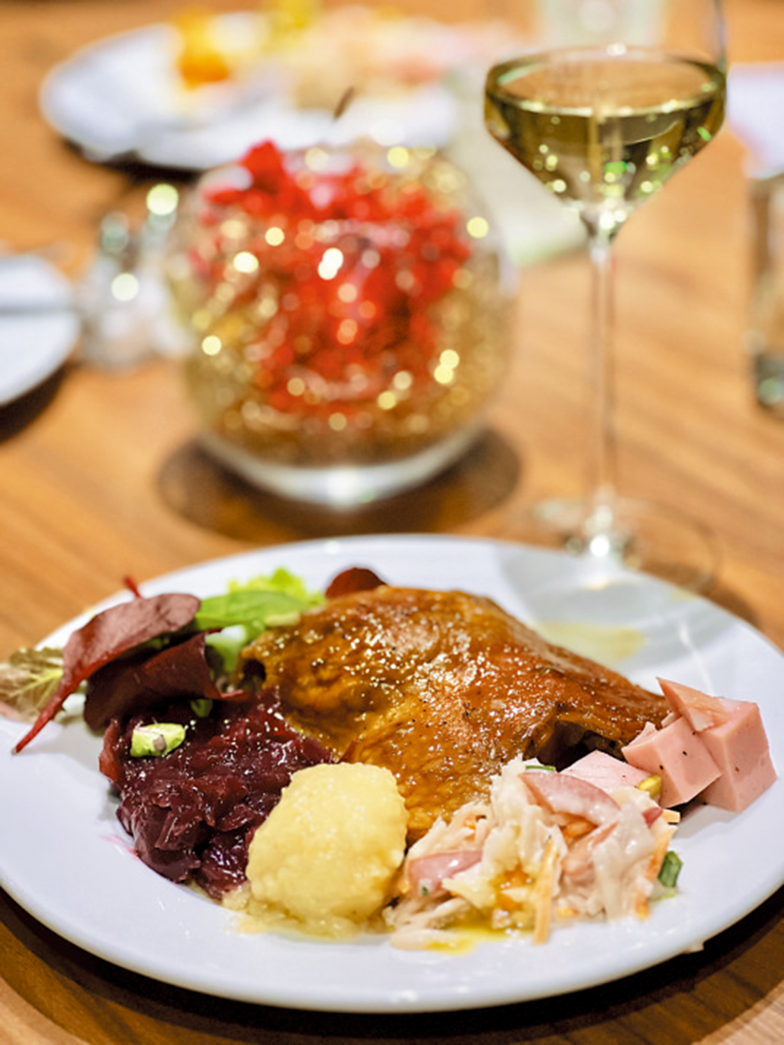　　圖：德國聖誕大餐的「標配」：烤鴨胸肉、酸菜、土豆糰。\作者供圖