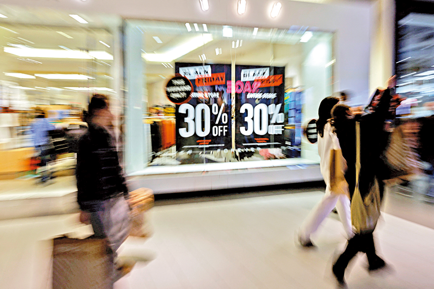 　　圖：在去年的假日購物旺季，不少美國零售商都推出減價促銷活動。